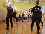 Szpilki mogą pomóc w obronie. Policjanci i uczniowie uczyli kobiety samoobrony