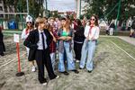 Piknik Leszczyńskich 2023 w I Liceum Ogólnokształcącym w Lesznie. Tłumy na dziedzińcu szkoły