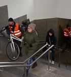 Rozebrano murek przy tunelu. To nie był jedyny bubel zostawiony przez kolejarzy w Lesznie