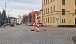 Co się stało na tym skrzyżowaniu w centrum Leszna?  Na Dąbrowskiego awaria wodociągowa. ,,Nowe rondo w Lesznie'' - żartują mieszkańcy