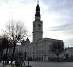 Był atak jest odpowiedź. Jarosław Zielonka odpowiada Łukaszowi Borowiakowi, a w tle fotel prezydenta Leszna