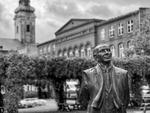 Zmarł dr Norbert Sarnecki - autor rzeźby Stanisława Grochowiaka na pl. Jana Metziga